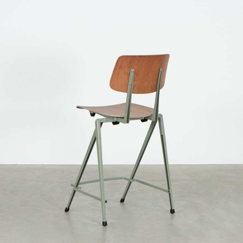 Galvanitas-S17-counter-barstoel-cementgrijs:bruin-schuinachter-950x950